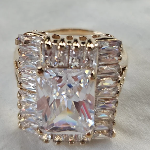 Elegant Gold and Silver Women's Ring - Picture 4 of 15